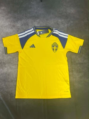 Sverige tröja  - Sverige tröja ⚽ Storlek: L 🆕 Helt ny med tag kvar Packeteras ordentligt inför leverans 📦