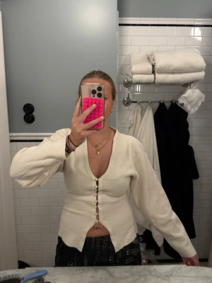 Krämvit kofta från Gina Tricot - Super snygg krämvit tröja från Gina som knappt är använd  