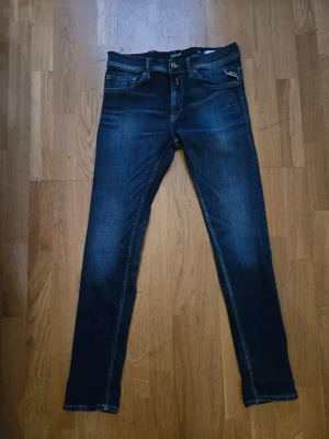 Mörkblå skinny jeans från Replay - Snygga jeans i fint skick. Model Jondrill, W31 L32 