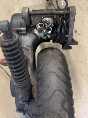 Bakdel till moped med hjul och fjäder - Fram,bak hjul bromsok bromshandtag och de 
