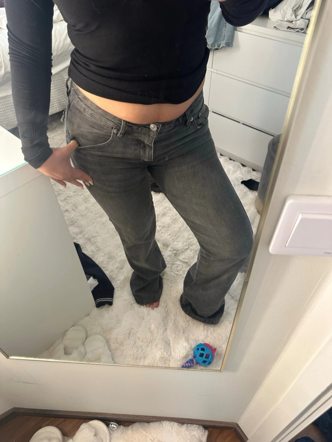 Gråa raka jeans med låg midja