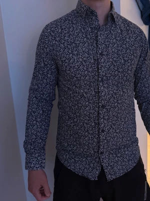 H&M skjorta - H&M blommig skjorta i 100 % bomull. I mycket bra skick. Storlek S. Mått sista bilden.