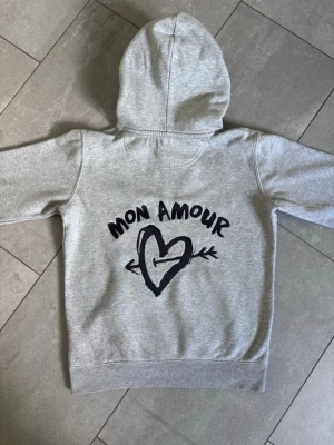 Mira Paris Hoddie - Säljer denna Mira paris hoddie - just denna modell säljs inte längre och är mycket eftertraktad! - Skick 9/10 - Storlek XXS - Hör av dig vid minsta fundering!