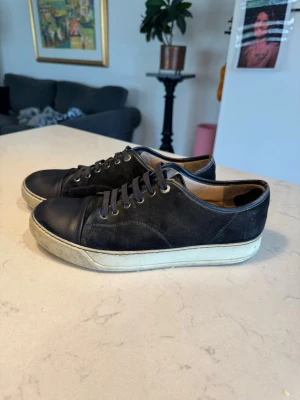 Lanvin sneakers - Tja! Säljer ett par riktigt snygga/grish sommar sneakers. De har använts dagligen men på ett välvårdat sätt. Skorna är i storlek 41 men är väldigt stora i storleken. I mina adidas samba skor har jag storlek 43 och de passar lika bra som mina lanvins. Nypris 5000. Pris kan diskuteras