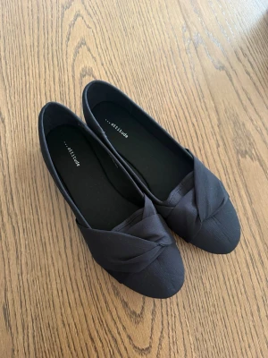 Ballerinaskor - Ballerinaskor från Dinsko. Aldrig använda då de är för stora i storleken. Ingen prislapp kvar. Orginalpris 250kr.