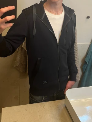Zip tröja - Säljer denna feta ziptröjan från björnkläder i storlek XS. Jag har 3 stycken av denna tröjan som är helt nya (kolla sista bild) så det är alltså helt ny tröja du får om du köper. Killen på bilden är 177cm. Priset är ej hugget i sten och det är bara höra av dig vid frågor!