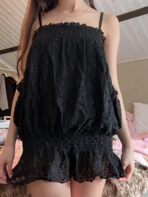 vintage klänning - jätte fin sommar klänning står inte storlek men skulle säga S jätte bra skick skriv vid frågor!