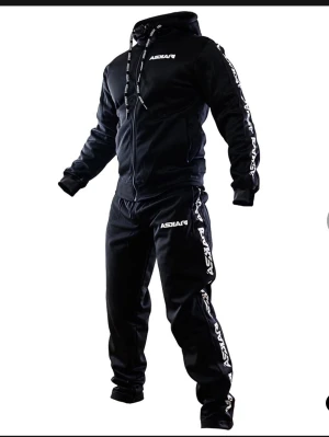 Askari hoodie  - Hoodie från Askari i poision. Säljer endast hoodien då den är för stor. Storlek M i helt perfekt skick! Hör av er vid funderingar 🙌