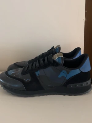 Valentino Rockrunners - Säljer dessa feta Valentino Rockrunners. Box medföljer tyvärr inte. Därför är det lägre pris. Storlek 45 men passar 44 bra.