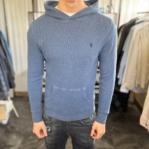Stickad huvtröja från ralph lauren - Mycket fint skick, inga defekter. Nypris ca 2000kr. Passar dig som är 170-180cm ungefär. Modellen är 185 cm, 75 kg. Alltid billigare pris vid köp av flera varor‼️🙌Svarar alltid på frågor eller funderingar! 