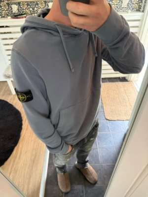 Stone Island hoddie  - Säljer nu denna snygga stone Island hoddien jag köpte förra sommarn, dock används den inte på grund av jag tycker den är för stor, storlek M. Killen på bilden är 178 och väger 68kg