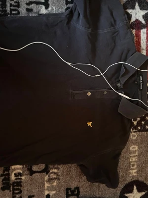 Svart pikétröja från Lyle & Scott - Klassisk svart pikétröja från Lyle & Scott. Den är inte trasig och har inga fläckar som är syndliga. Den är i storlek M men sitter som en S. Skriv gärna vid funderingar. 