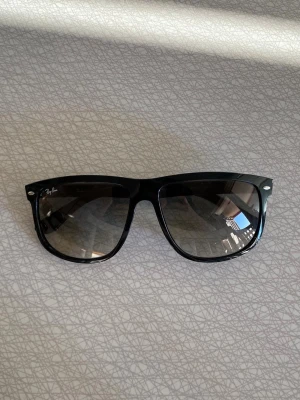 Ray-Ban boyfriend - Säljer dessa klassiska Ray-Ban boyfriend. I storlek 60 i mycket bra skick.