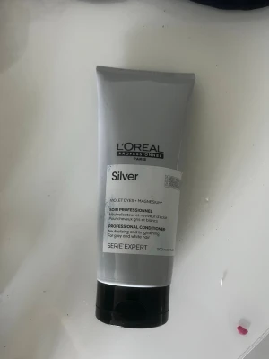 L'Oréal Silver shampoo & balsam - Säljer ett set med L'Oréal Professionnel Silver shampoo och balsam från Serie Expert. Produkterna är i silverfärgade plastförpackningar och är speciellt framtagna för att neutralisiera och ge lyster till grått och vitt hår. Innehåller violetta pigment och magnesium.