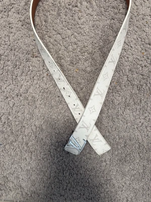 Vit bälte - 115cm lång