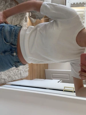 Vit tröja Zara  - Snygg vit t-shirt tröja från Zara i bomull. Perfekt för både varma sommarkvällar och fungerar annars nästan året om! Lite nopprig men syns knappt. 💕Pris kan diskuteras, skriv om frågor!!