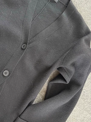 Svart kosta/tröja från Gina Tricot - Svart kofta/tröja från Gina Tricot i storlek S. 