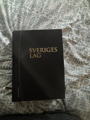 Sveriges Lag Studentlitteratur - Säljer min Sveriges Lag 2026 från Studentlitteratur. Boken är i ny skick och har använts sparsamt.  Den innehåller ett omfattande urval av gällande svenska lagar och förordningar, uppdaterad enligt 2026 års utgåva, och är ett utmärkt hjälpmedel för dig som studerar juridik, kriminologi, ekonomi eller annan utbildning där lagbok används.