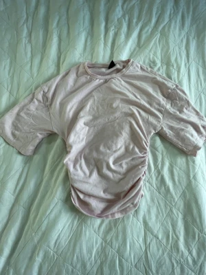 rosa t-shirt från ginatricot  - säljer en rosa t-shirt från ginatricot i storlek xs, bra skick 