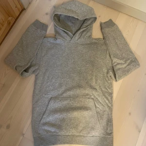 HOODIE | H&M. - En klassisk grå hoodie med stor huva och rymlig magficka. Hoodien har ribbade muddar vid ärmslut och nederkant. Perfekt för en avslappnad och chill stil. Tillverkad i mjukt sweatshirtmaterial.
