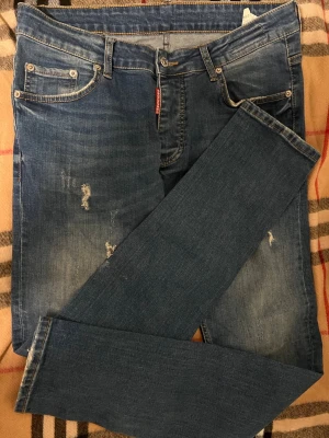 Jeans d2 - Snygga straight jeans har använt dem få gånger då dem var för små för mig väldigt snygga och stiliga 