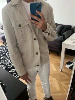 Overshirt  - Säljer en jättefin overshirt från H&M som både ser bra ut och är skonsam mot plånboken. Perfekt för dig som vill ha ett extra lager utan att känna dig för varm.  Plagget är i mycket fint skick utan några defekter och har en slim fit-passform som sitter snyggt på kroppen, vilket även syns på bilderna.  Hör gärna av dig vid frågor, funderingar eller om du vill lägga ett bud. Priset är inte hugget i sten.