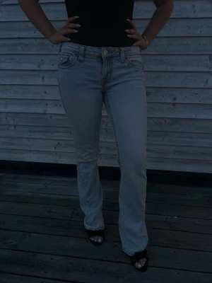 Ljusblå True Religion jeans - Säljer ett par ljusblå jeans från True Religion då dom inte kommer till användning. Jeansen har använts ca 3 gånger! Låga i midjan och passar någon mellan 155cm-165cm. Pris går att diskutera!