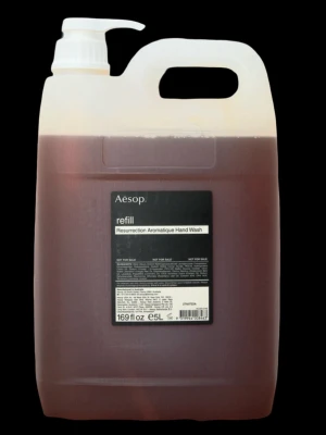 2 st Aesop Resurrection Aromatique (Refill 500 ml)  - 2 st Aesop Resurrection Aromatique Hand Wash (Refill 500 ml). Jag har några större refillförpackning av Aesop Resurrection Aromatique Hand Wash, 5 liter avsedd för hotellverksamhet etc. Därför säljer jag refill på plastflaskor avs. denna exklusiva handtvål som aldrig har nedsatt pris, vilket gör att det räcker att köpa en ny ifrån Lyko för 450 kr (om du vill ha själva flaskan som du sen enkelt kan fylla på själv ifrån mina refillförpackningar). Refill kommer inkl pump och kan änvädas fristående.