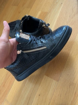 zanotti skor - Guiseppe skor, Perfekta för både vardag och fest. De är i bra kondition och kommer i originalkartong.