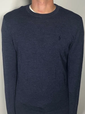 Ralph Lauren merinoull tröja - Säljer en riktigt snygg och trendig Ralph Lauren merinoull tröja i fint skick, storlek M, vid frågor är det bara att skriva //Gramenti