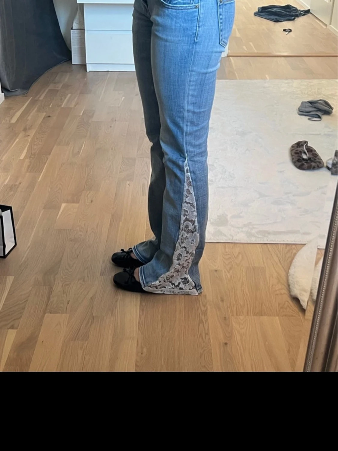Blå bootcut jeans med spetsdetalj - 1