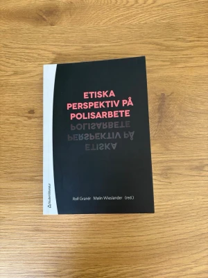 Etiska perspektiv på polisarbete  - Säljer boken ”Etiska perspektiv på polisarbete” (2022). Boken är i mycket bra skick, utan markeringar. Nypris: 438kr. 