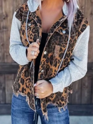 Leopardmönstrad hoodiejacka med grå ärmar - Unik hoodiejacka med leopardmönstrad kropp i brunt och svart, gråmelerade ärmar och huva. Jackan har råa kanter nertill, knappstängning. Tunn material. Perfekt för dig som gillar streetstyle och vill sticka ut.