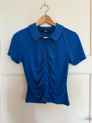 Blå blus från Bik Bok - Nästan aldrig använd.