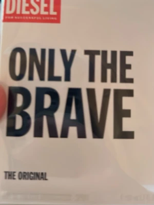 Diesel Only The Brave parfym 125ml - Diesel Only The Brave är en parfym med en modern och maskulin doft. 125ml. Köpte den till min bror som fyllde år men då hade redan han fått en lika dan så kan lika gärna sälja den. Jsg köpte den för 699kr på kicks så jag säljer den för 599kr