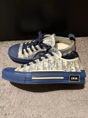Dior skor - Dior b23 League Oblique Blue | Storlek: 41 men passar större. | Skick: 8/10 | Sjukt sällsynt modell | Självklart äkta | Vid fler frågor/bilder är det bara och höra av sig.