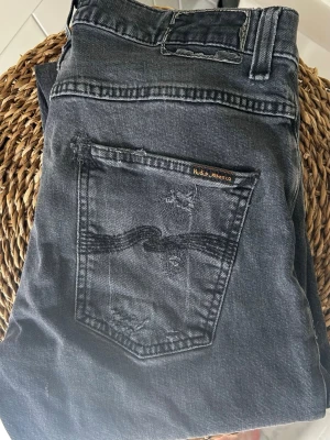 Nudie jeans - Riktigt sköna Jean från nudie model grim tim. Stilren rak passform som funkar till allt. Jeansen har unika slitningar som gör dom unika. Bara hör av sig vid frågor! W32 L32