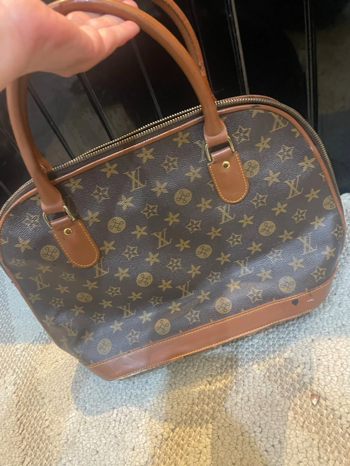 Brun handväska med monogrammönster - 2