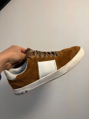 Valentino flycrews bruna  - Snygga bruna flycrews i riktigt bra skick! Passar perfekt till ljusa sommar outfits! T.ex ljusa linen byxor 👖🔥