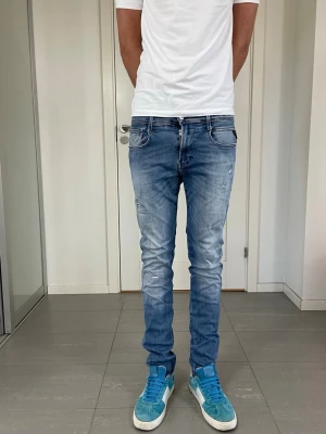 Replay Anbass Hyperflex Jeans - Säljer nu dessa Replay Anbass Hyperflex Jeans med snygga slitningar i populär design, W30 o L32 med mått ca 37 o 105 cm. skriv för fler bilder/frågor🙌🏼