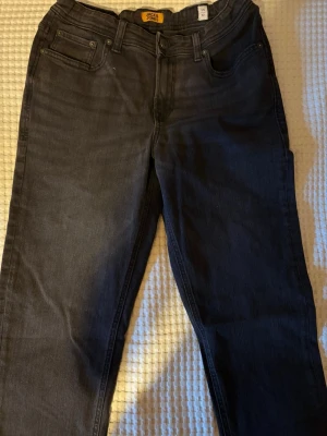 Svarta jeans från Jack and jones  - Svara jeans från Jack and jones. Knappt använda 