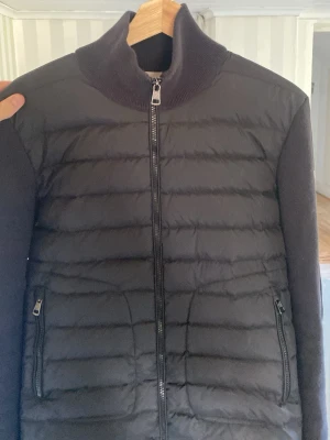 Svart cardigan från Moncler - Svart cardigan från Moncler. Använde den i vintras men säljer den nu på grund av att jag växt ur den. Ingen defekt på jackan, inga hål eller märken.                   Hör av er vid minsta fundering😊