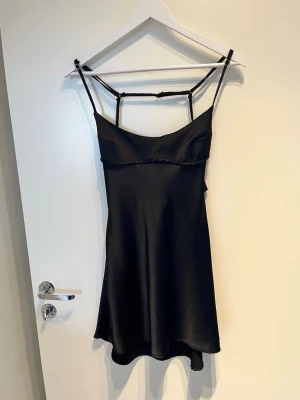 Klänning - Satinklänning från Zara i storlek S, mycket bra skick! 