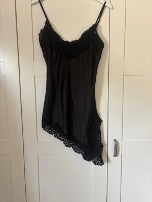 Trendig sneskuret linne - Snyggt snesukert linne som trender just nu. På näst sista bilder ser ni hur den sitter på mig. Har använt den en gång, så inget tecken på användning. Den är ett dyrare alternativ därför säljer jag den lite dyrare än vad jag brukar sälja för, men fortfarande ett bra pris jämfört med ordinal priset. Lite osäker på storlek, men passar mig som har Xs/s