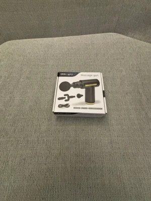 Massagepistol QBright svart/gul - Säljer en massagepistol från QBright i svart med gula detaljer. Kommer i originalkartong med flera utbytbara massagehuvuden och USB-laddkabel. Perfekt för återhämtning och muskelavslappning. Smidig och kompakt design i plast.