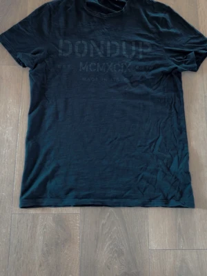 Svart t-shirt från Dondup - Dondup tröja storlek S passar även M tröjan är ny så det finns inga missfärgningar eller defekter på tröjan ny pris 800kr + jag säljer för 399kr väldigt bra pris enligt mig om ny inte tycker de så släng iväg ett förslag så kan vi diskutera utan problem 🤝