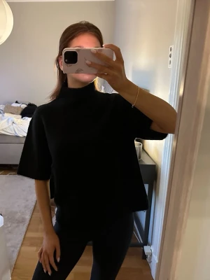 Stickad polo tshirt  - Stickad polo tshirt i storlek xs❤️