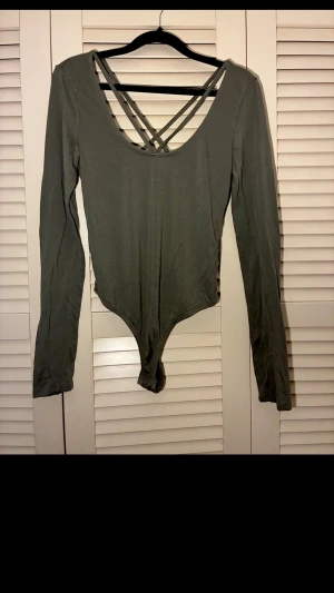 Grön body | Storlek M - 💕 30% bundlerabatt vid köp av minst två artiklar. 🌸 Grön body                                                 ✔️Märke: 77th flea                                                  📏Storlek M ❗️Lite lösa trådar i ryggen enligt bild, annars fint använt skick
