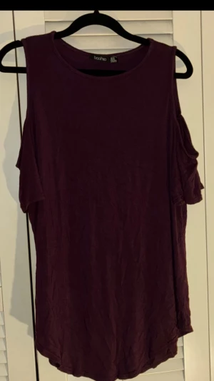 Vinröd topp med cold shoulder | Storlek 42 / L  - 💕30% bundlerabatt vid köp av minst två artiklar.  🌸Vinröd topp med cold shoulder.            ✔️Märke: Boohoo.                                                    📏Storlek 42 / L  ⭐️Fint använt skick. Hel och ren utan fläckar, hål eller andra synliga brister