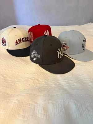 New Era fitted kepsar - Säljer fyra snygga snapback-kepsar från New Era med MLB-lag. Alla har broderade loggor och detaljer på sidorna. Klassisk rak skärm och fitted fit. Knappt använda.  350kr styck!